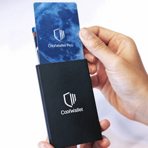 coolwallet-cardholder-hand